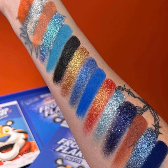 Kellogg's Frosted Flakes x Glamlite Cosmetics Eyeshadow Palette 15 Shades NEW! - Picture 11 of 15